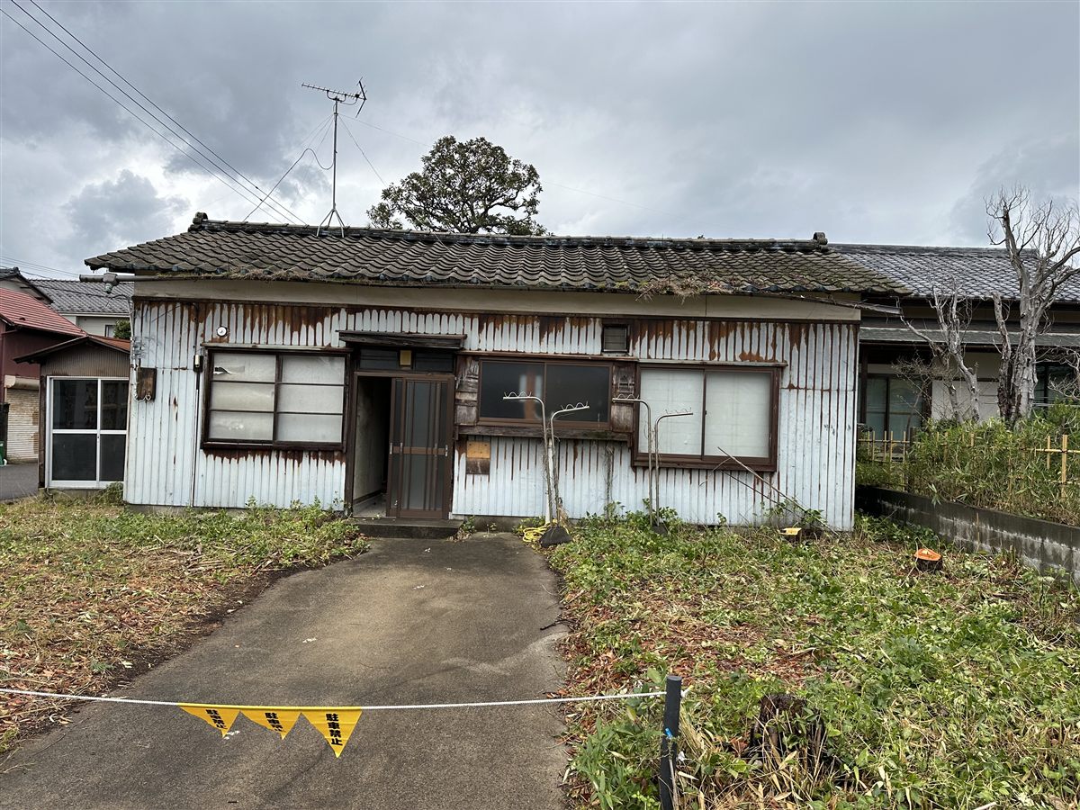 解体前の老朽化した木造平屋
