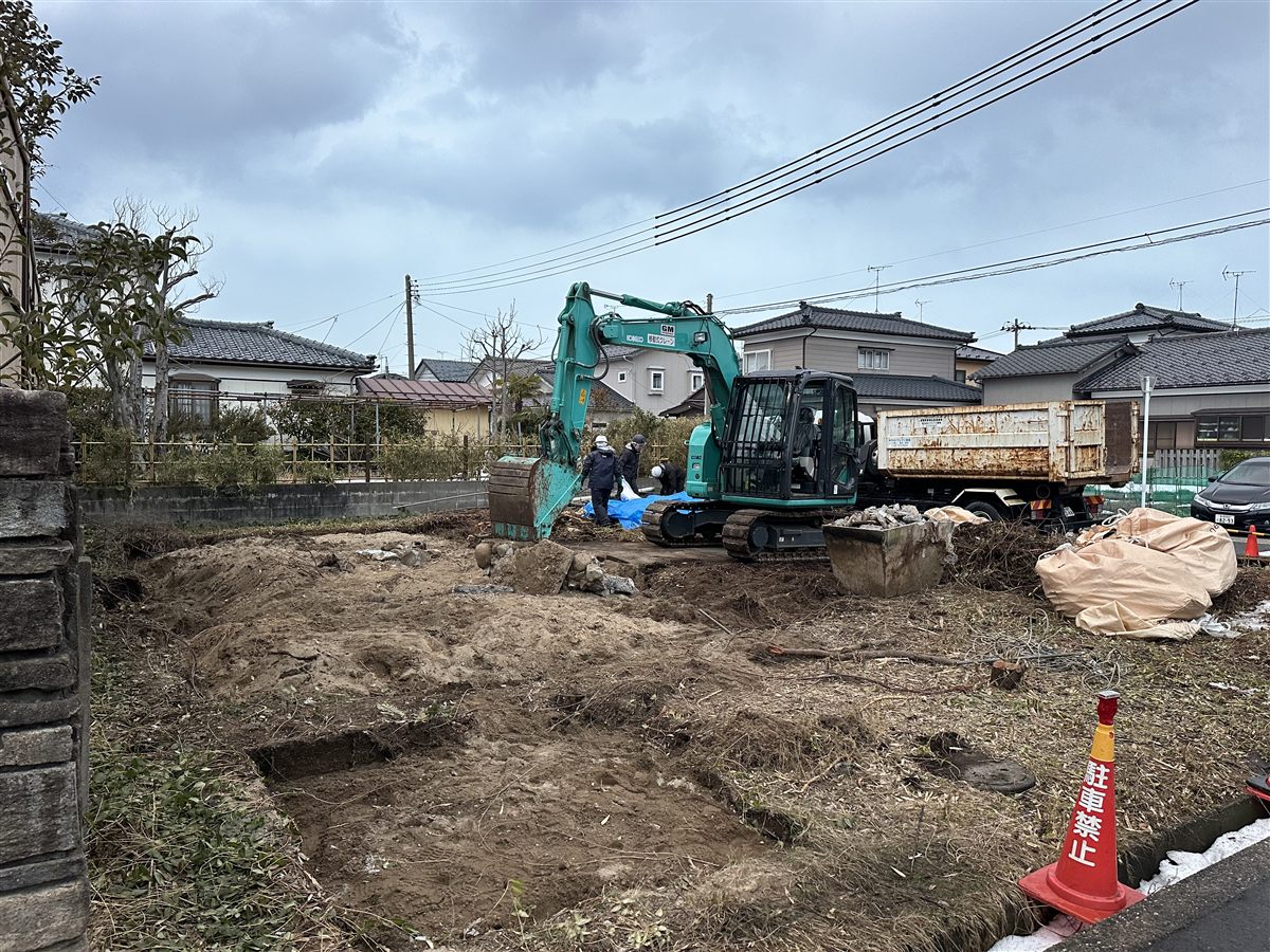 重機で基礎を撤去している解体現場