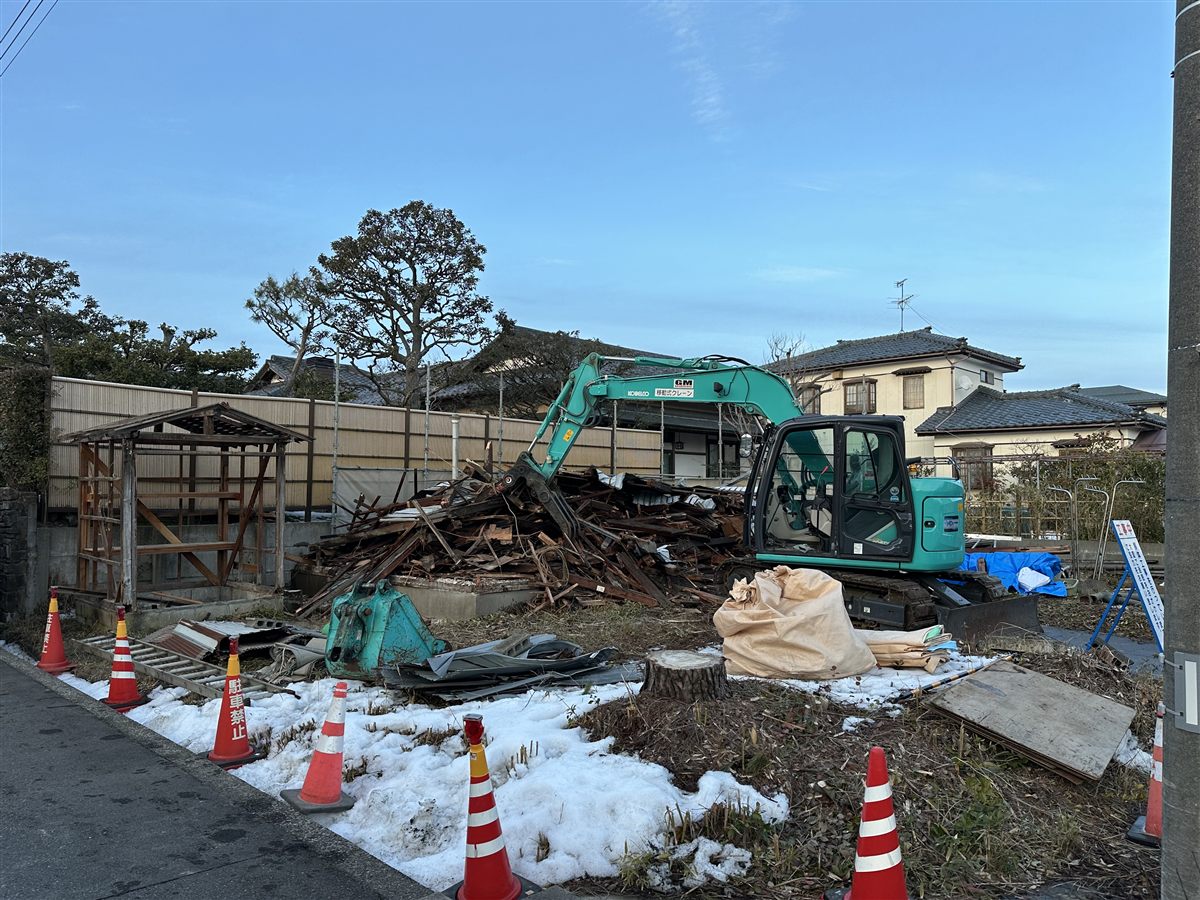 カラーコーンで区画された解体現場